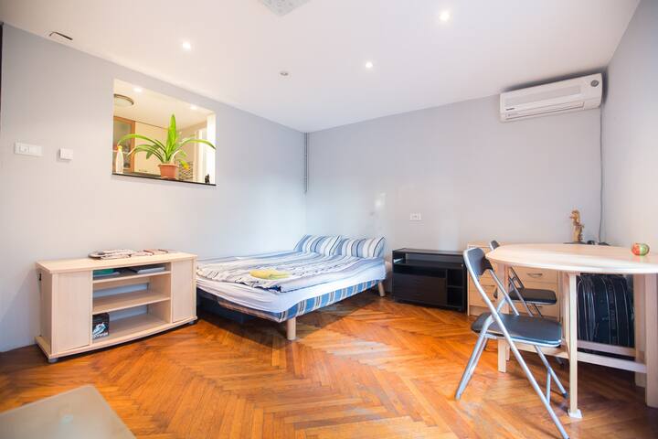 Center apt 10 min to Main Square