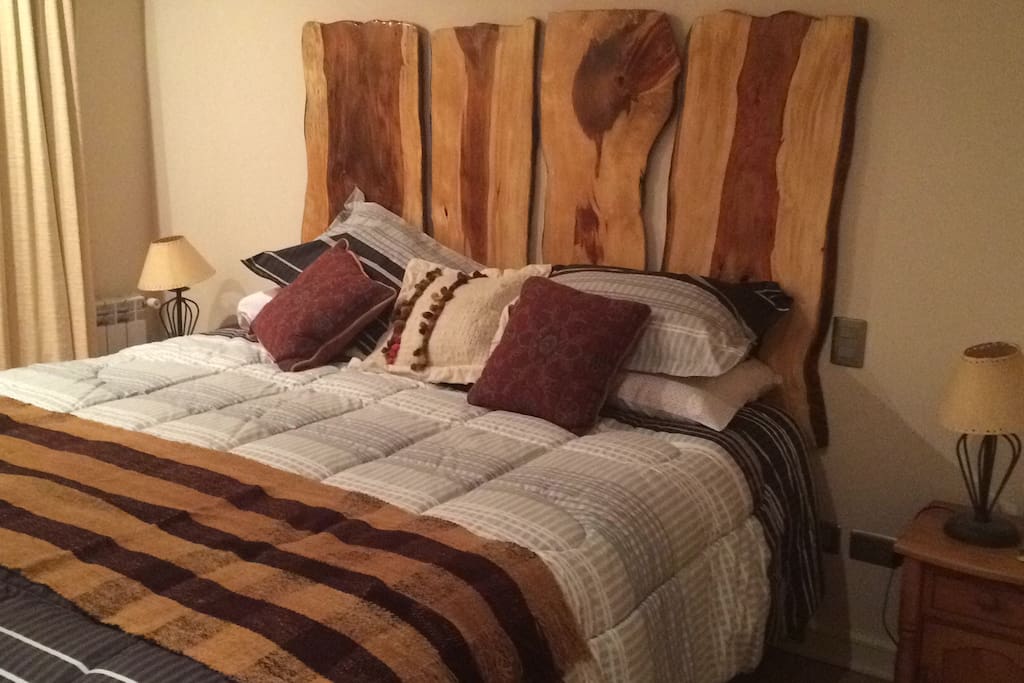 Dormitorio principal con vista al lago y baño privado