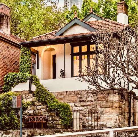 Heritage luxury – steps to Sydney!