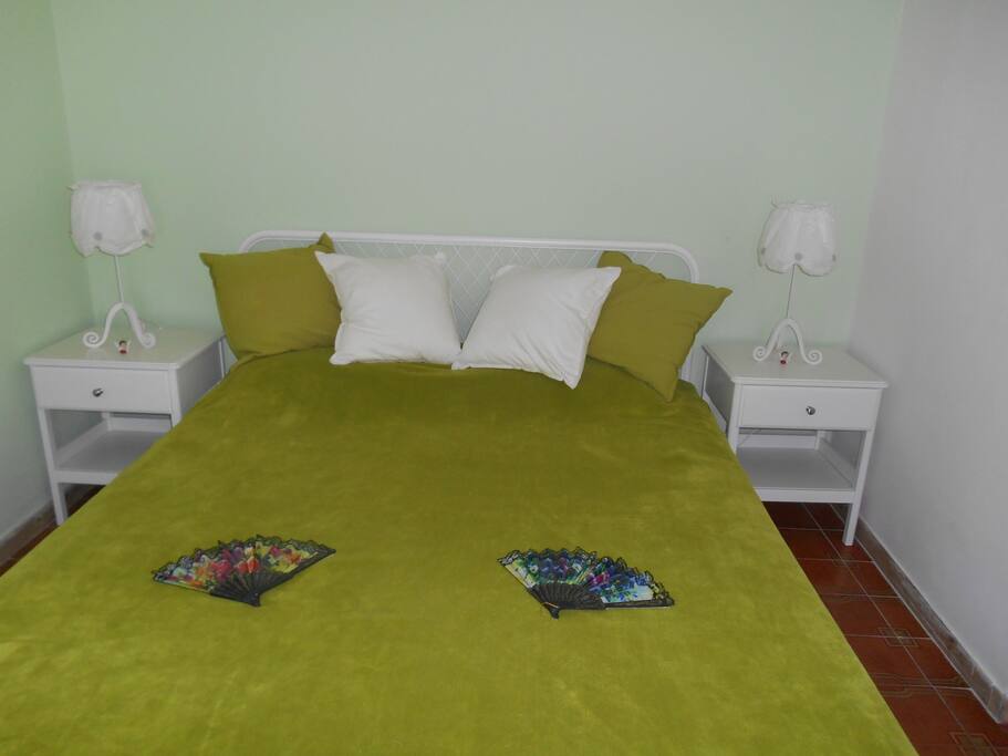 Erstes Schlafzimmer im Erdgeschoss
Prima camera da letto al piano terra