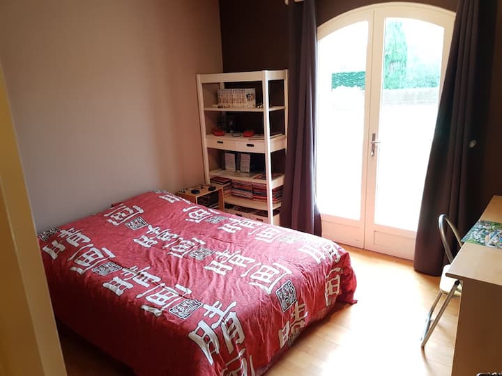 泳池一侧设有双人卧室，配有办公桌+更衣室。