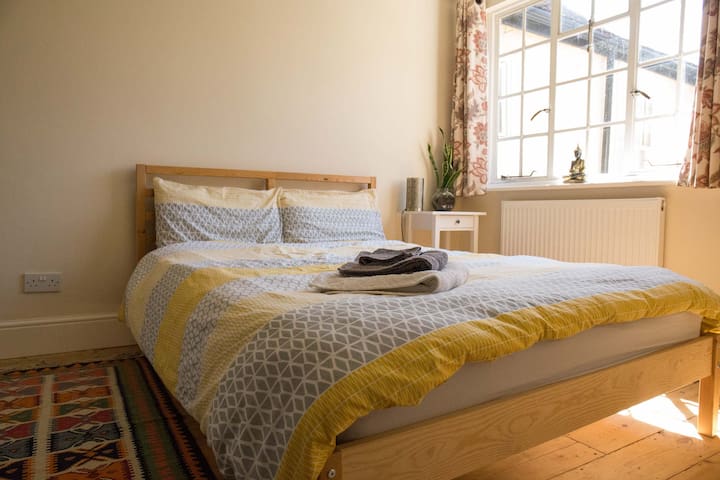 Bright Comfy Double in Town Centre Cottage