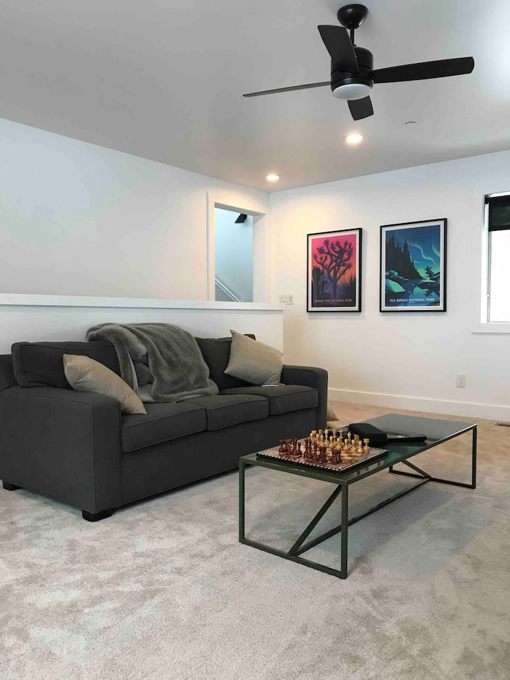 غرفة وسائط بسرير أريكة بحجم كبير