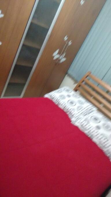 Quarto bem arejado térreo e confortável.