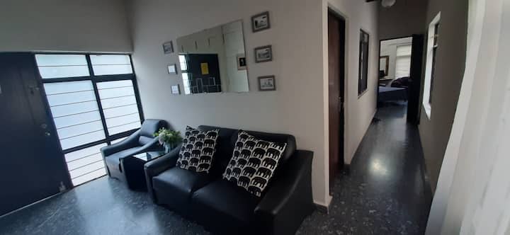 Casa Grande A 1 Km De Fundidora Hasta 15 Personas. - Monterrey