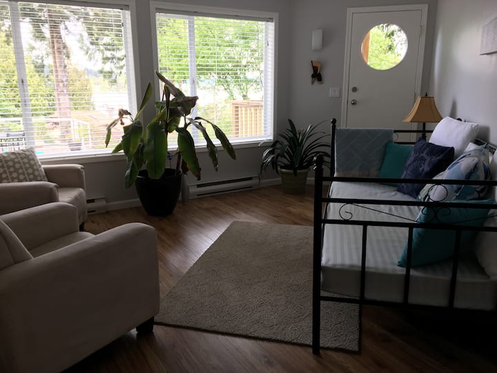 Sunroom with Twin Daybed