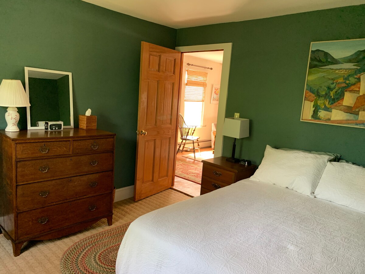 ห้องนอนคู่อยู่นอกห้องนั่งเล่น 