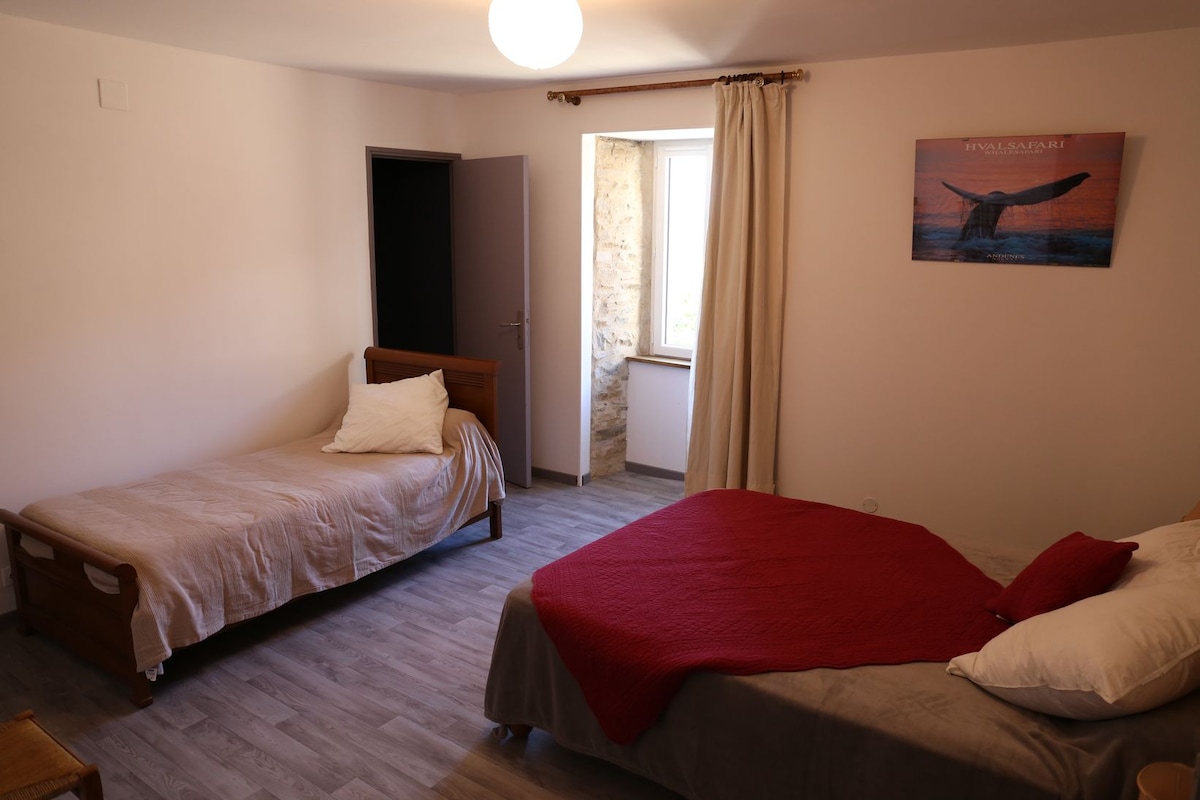 camera da letto 1 letto matrimoniale e 1 letto singolo