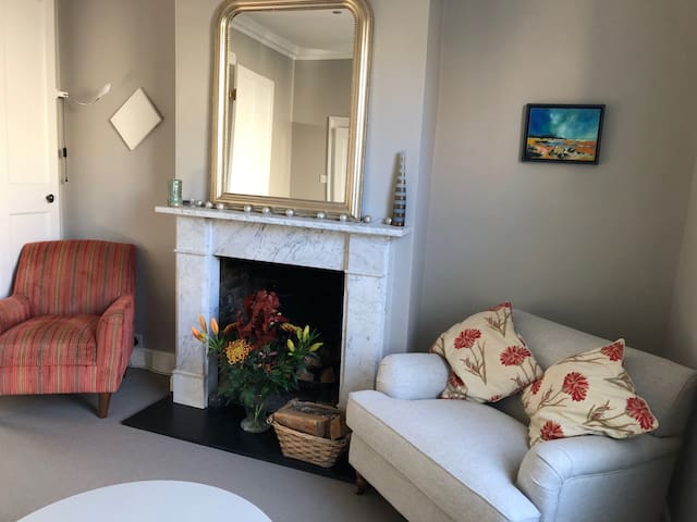 Beautiful central London family house with garden. gallery image 2