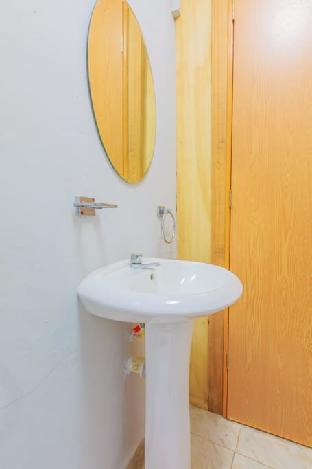 Large Studio, Sleeps 2, 1 Bed, Full Kitchen, Full Bath, Couch, Desk