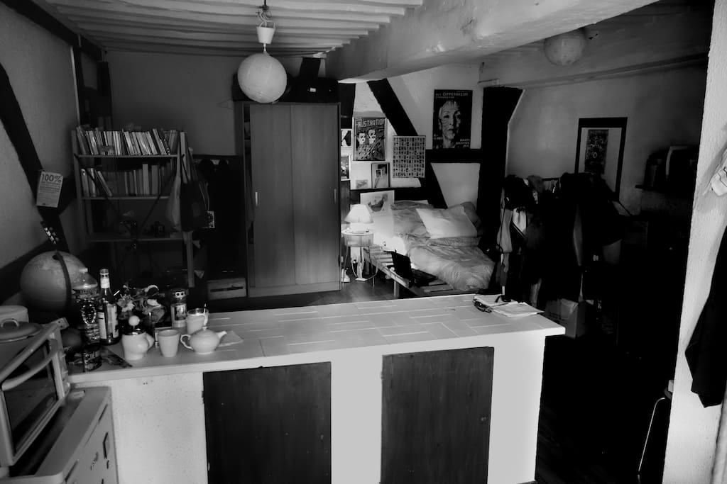 vue du salon-chambre depuis la cuisine (il y a un canapé et table à manger derrière le bar! )