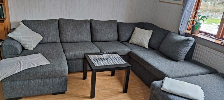 Veľká pohovka v obývacom priestore 