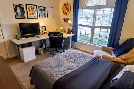 Quiet, Private Room and Bathroom with Park Access