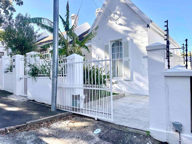 Classy and relaxing home in Tamboerskloof gallery image 2