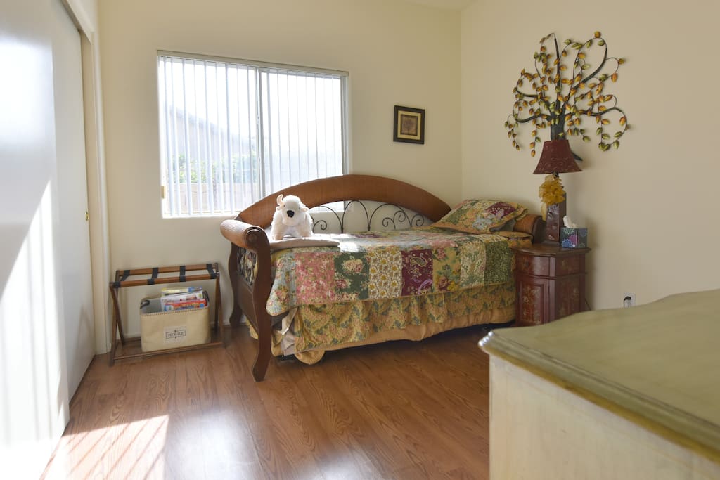 The room with trundle bed under the day bed