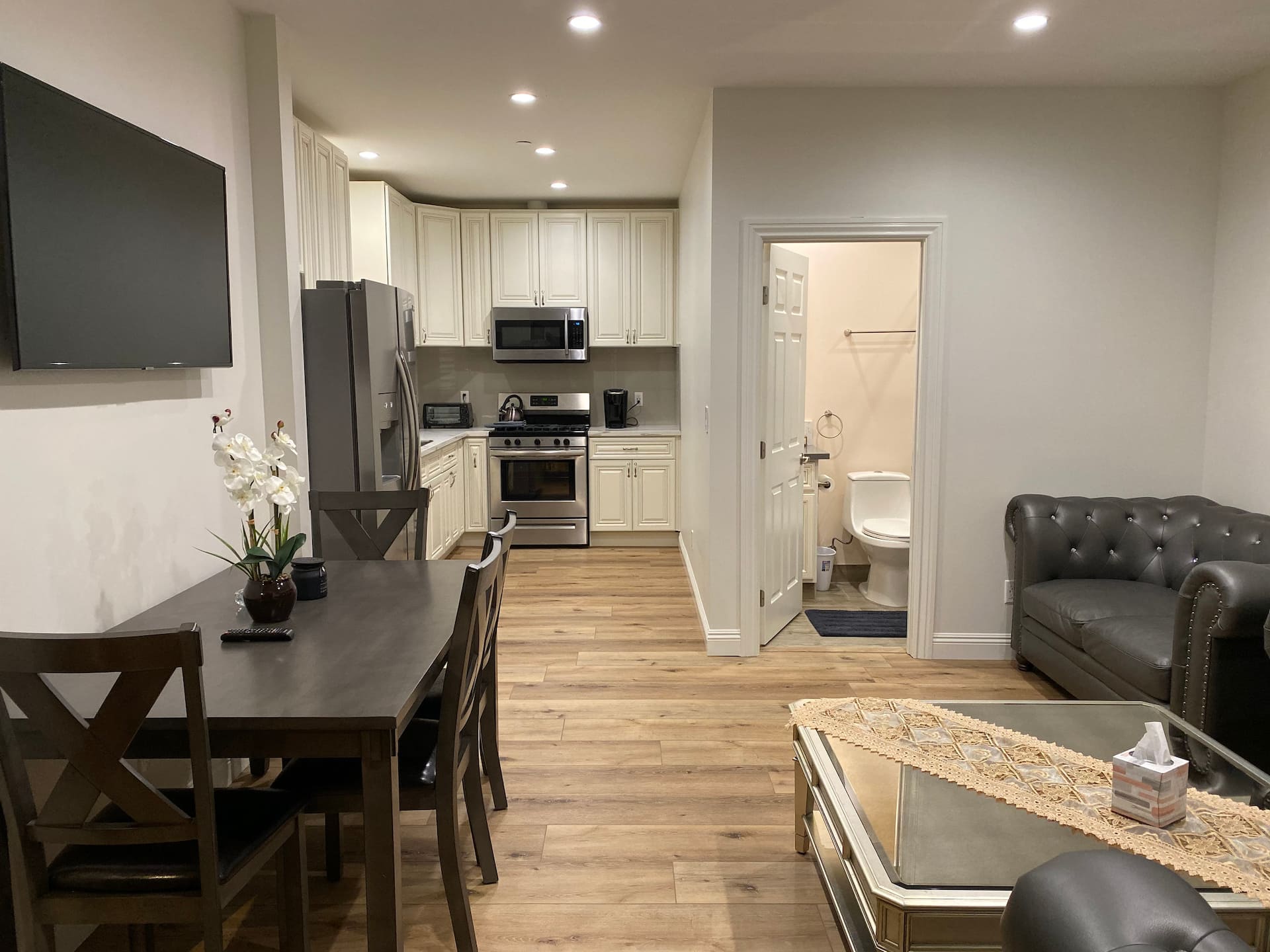 Glendale home close to Hollywood Walk and LA ZOO.