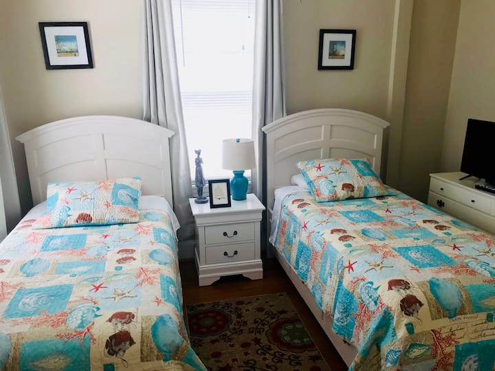 Segundo dormitorio con colcha de verano
