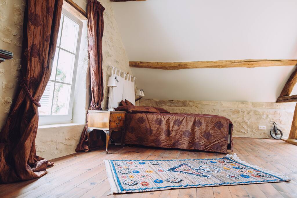 La chambre sur la mezzanine de la grange