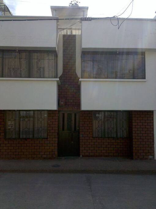 Fachada de la casa.
Es un barrio tranquilo y cerca al centro de Pasto.