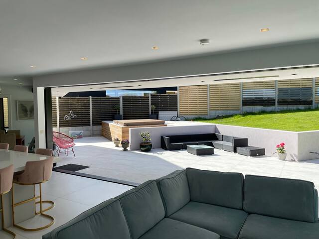 New Contemporary Luxury Home on the Hill of Howth gallery image 4
