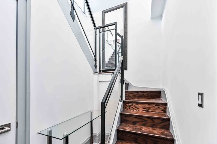 Penthouse Loft – CN Tower/Lake View gallery image 3