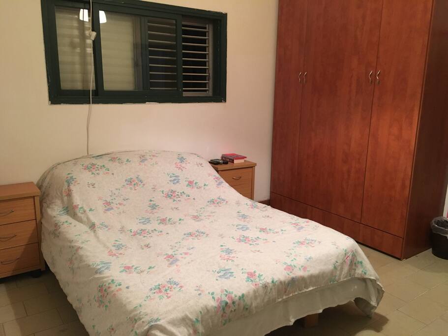 The bedroom is equiped with a queen sized bed, AC and new TV (with cables connection).