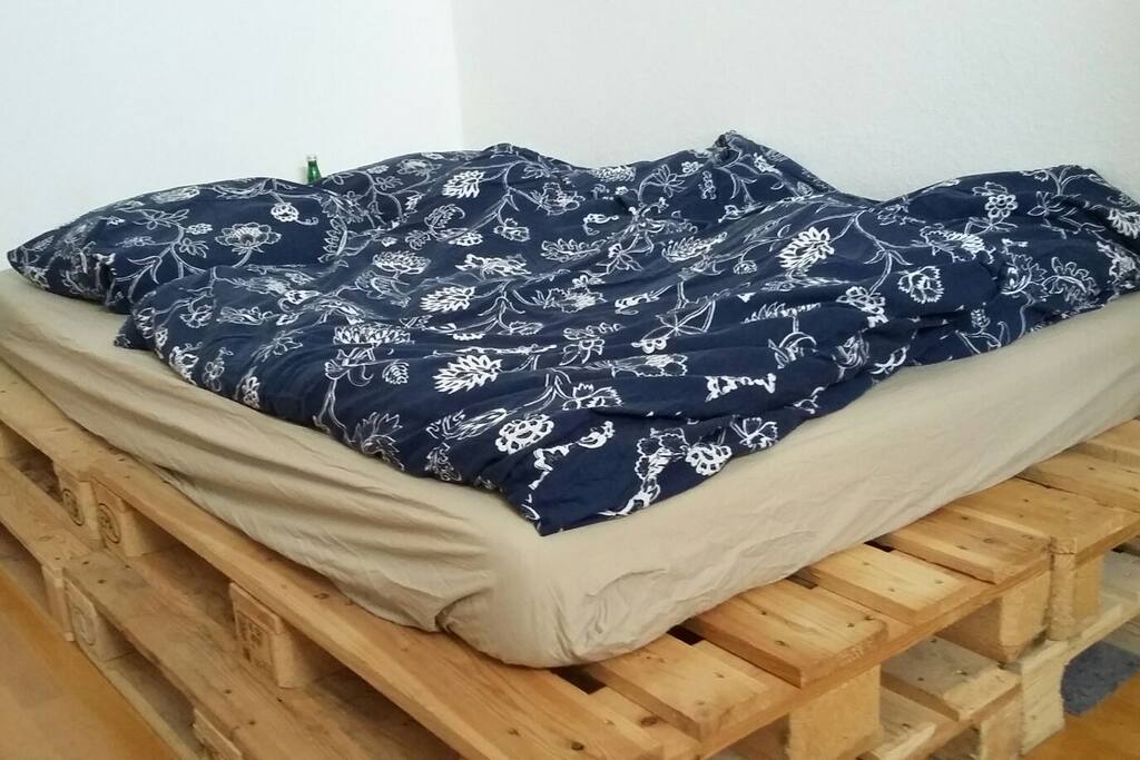 Das Doppeltbett aus Paletten