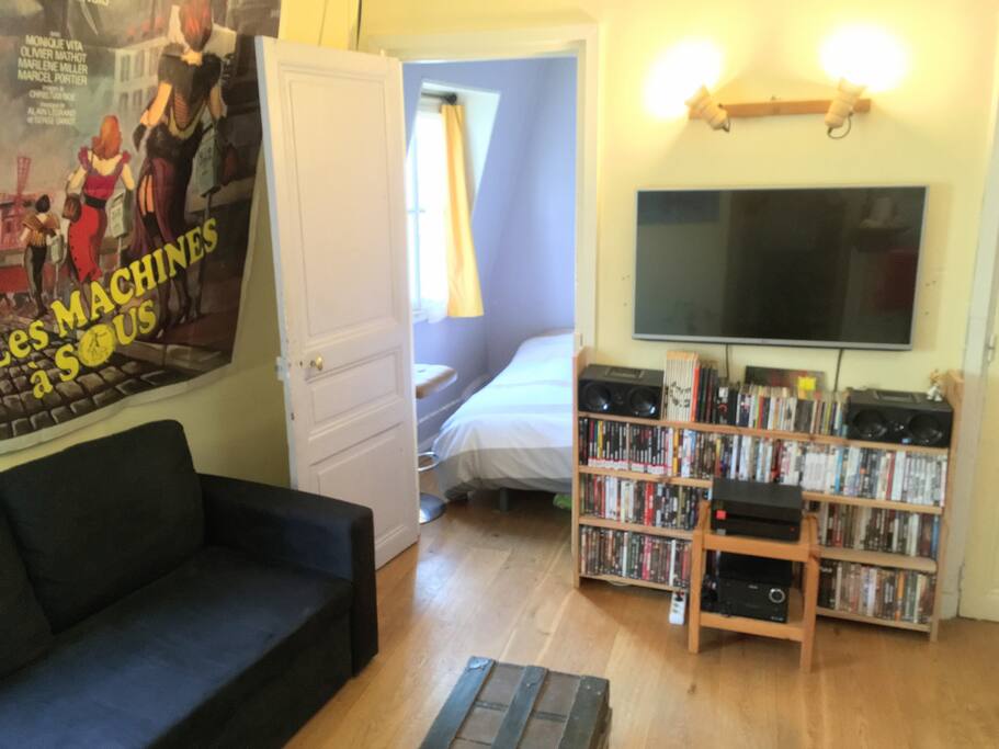 Et un coin salon. Le séjour distribue les autre pièces : chambre, salle de bain, entrée