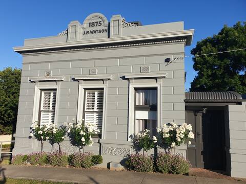 Gold Bank House - Stay in a Piece of History