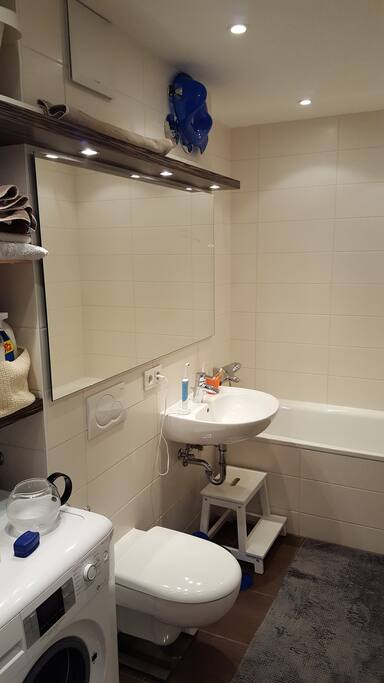 Bathroom & bathtub / Bad mit Badewanne