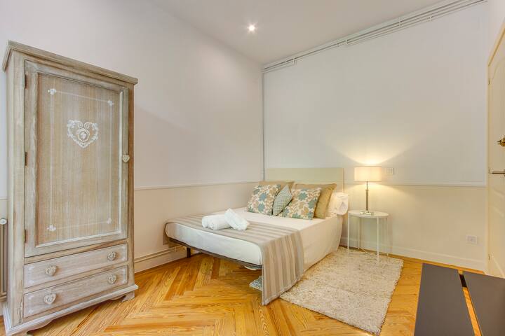 Amazing apt in front of Plaza de España gallery image 4