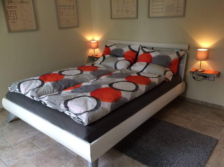 Das Bett ist groß und die Matratze hochwertig. Vom Bett aus kann man fern schauen.