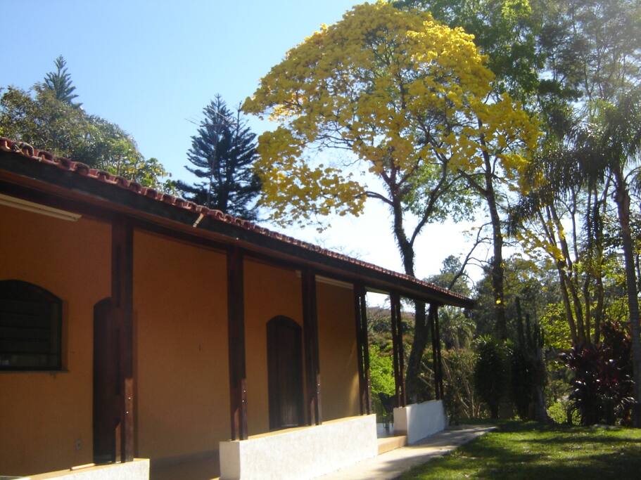 Varanda da casa principal, voltada para o salão e churrasqueira.