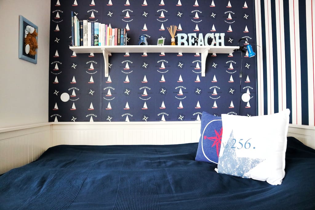 Bedroom with queen size bed.