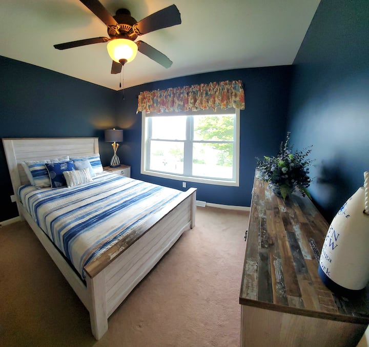 Dormitorio queen, juego de dormitorio queen, vestidor. ¡Preciosas vistas al lago! Persianas opacas en el dormitorio.