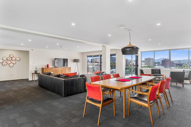 Battery Point Executive Penthouse Apartment gallery image 3