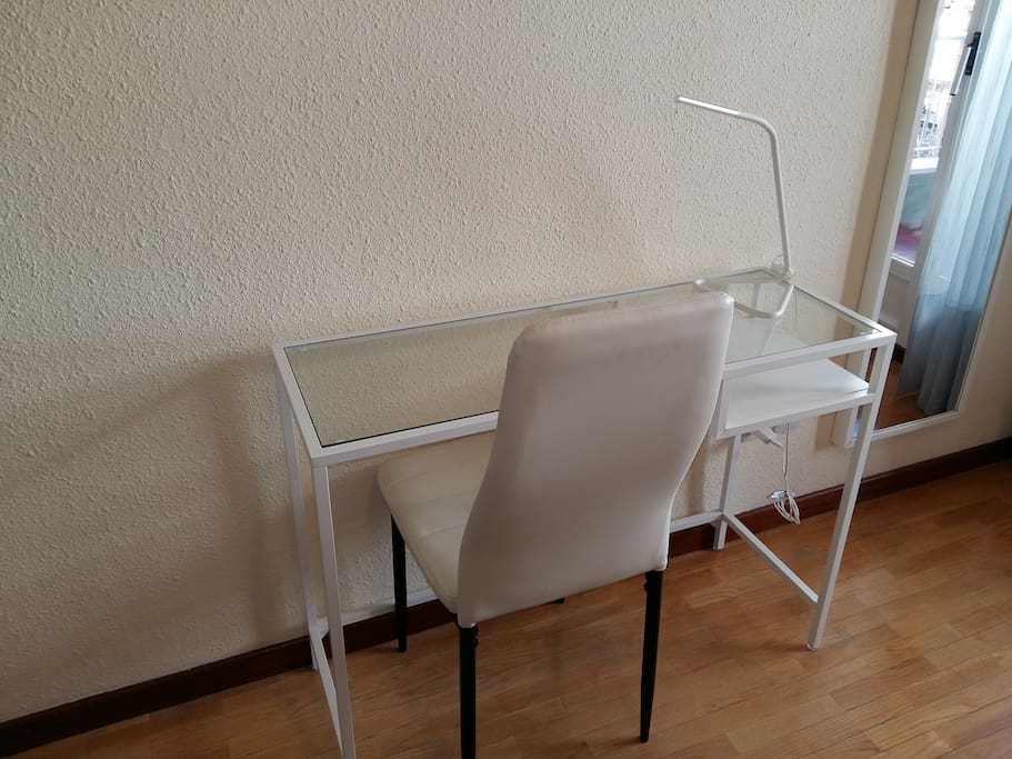 Este dormitorio tiene una mesa para usar el ordenador / This bedroom has a table to use your laptop