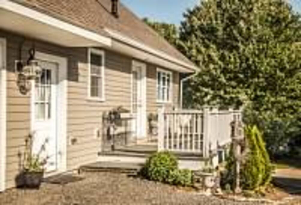Private entrance and deck