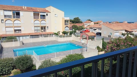 Propriété Airbnb réussie: Charming air-conditioned one-bedroom apartment with pool in Narbonne-Plage à Narbonne