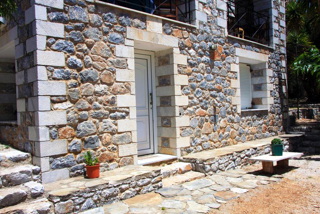 Oitylo Stone Tower, Studio