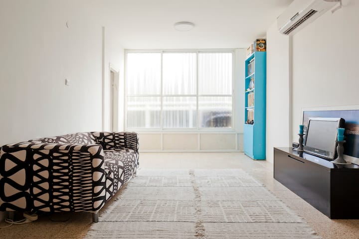 הטרקלין המרווח שלנו.