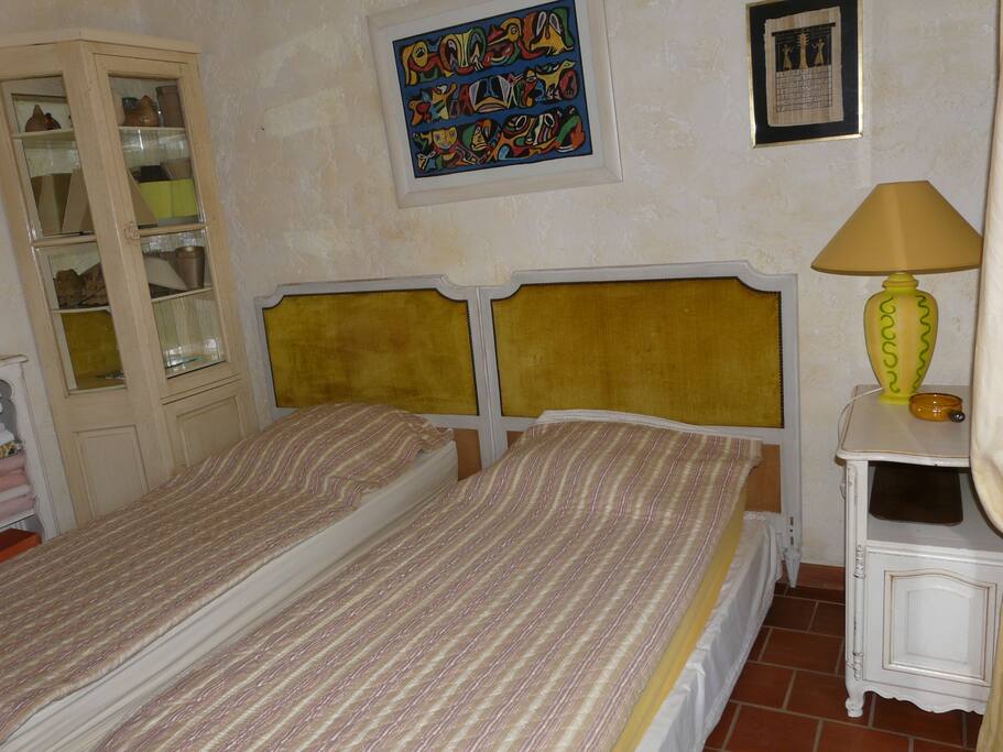 La chambre avec les 2 lits
