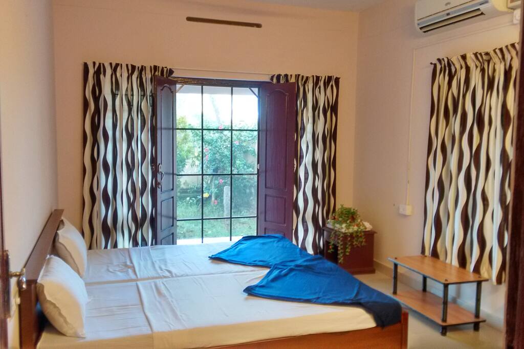 a/c bed room with vbalconey
