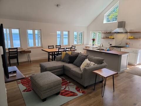 Bright Modern Lakeside Retreat Newly Built!