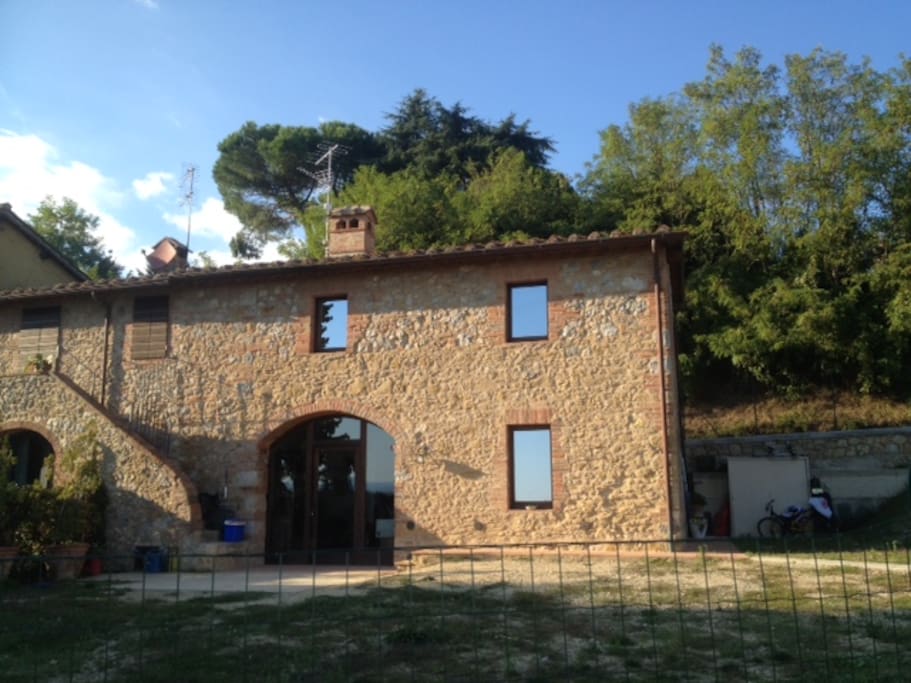 La Belle Maison con i suoi particolari vetri a specchio. Attraverso essi,
si può ammirare il bellissimo paesaggio toscano
