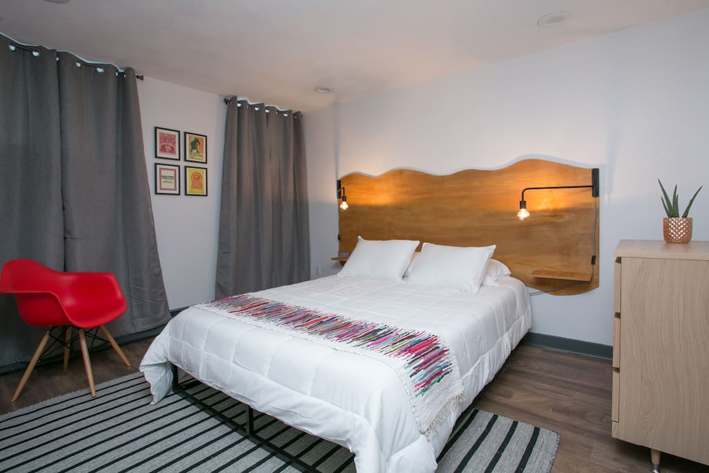 Master bedroom w/ smart tv, Brand New Casper mattress fitted w/ bedbug hypoallergenic sheet set.
