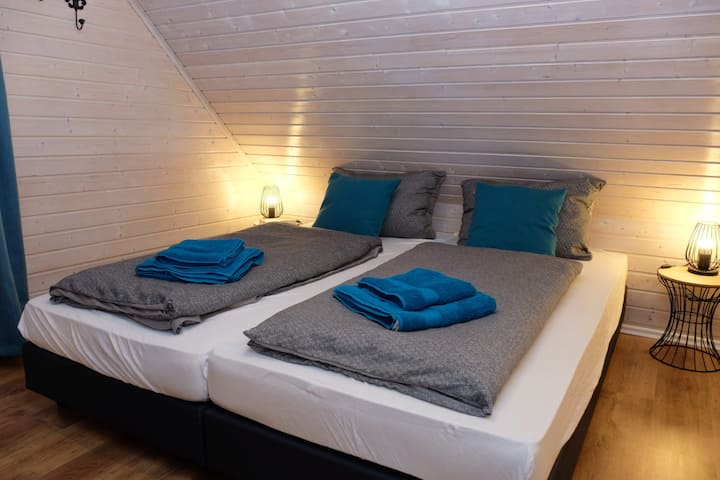 غرفة نوم في الطابق العلوي بسرير مزدوج