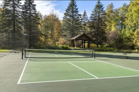 West Burt Lake Retreat: Near Maple Bay-Sleeps 12