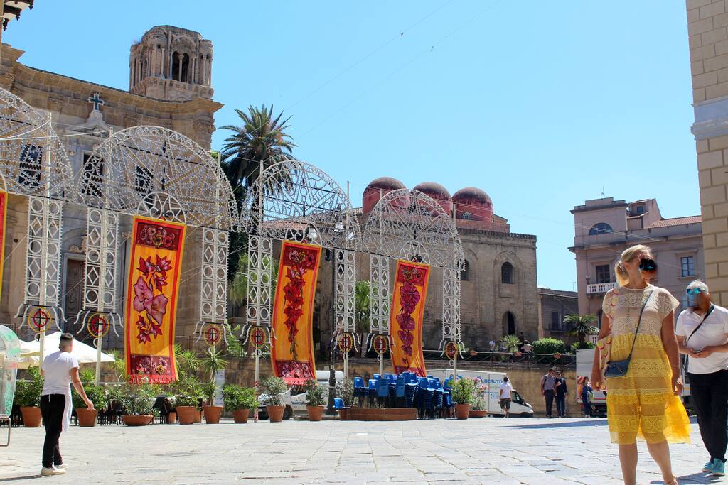 Piazza Bellini a pochi metri dall'appartamento