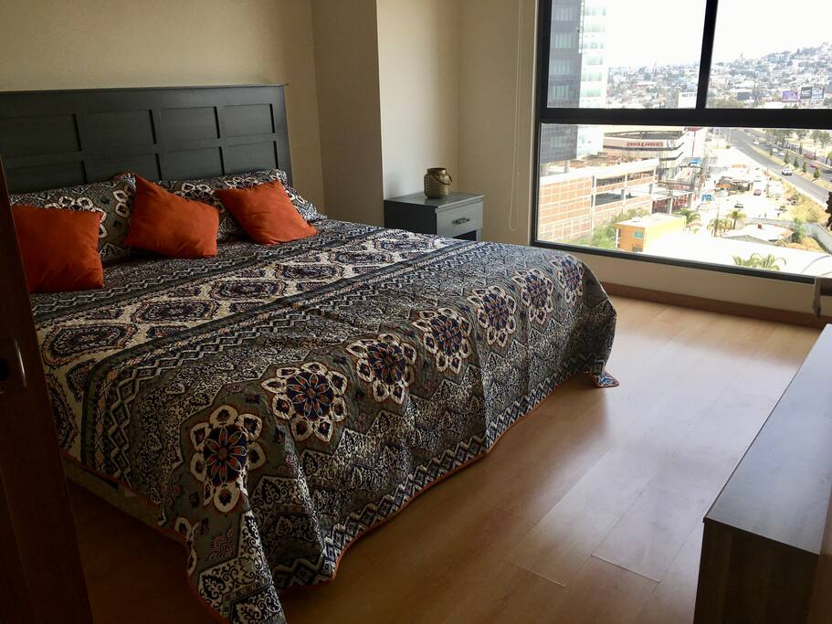 Recamara principal con cama King size y baño completo